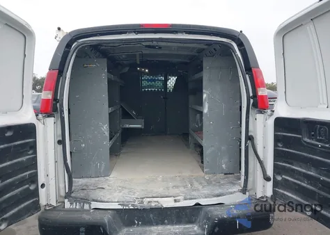 2017 Chevrolet Express 2500 Work Van z USA, uszkodzony, nr VIN 1GCWGAFF3H1112868